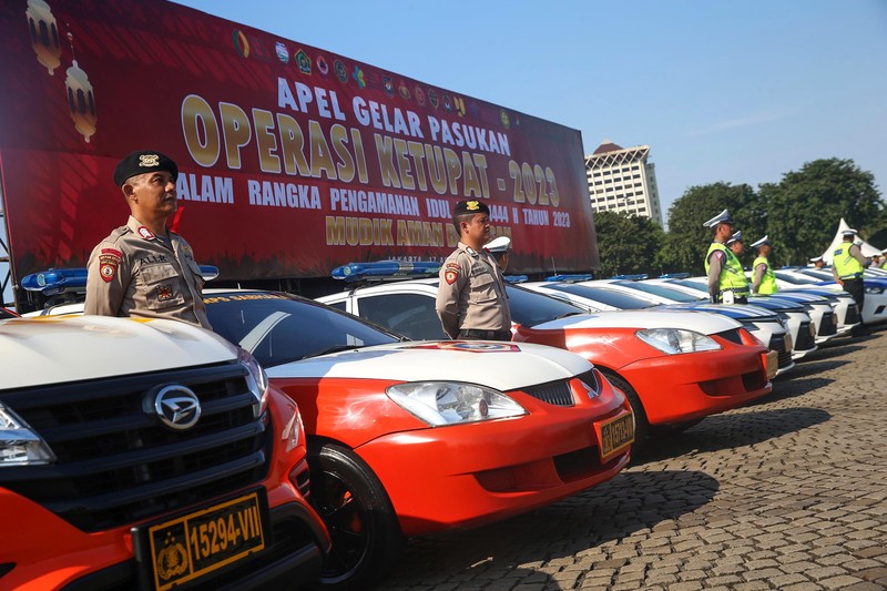 Kapolri Jenderal Listyo Sigit Prabowo bersama Kepala Staf Umum TNI Letjen Bambang Ismawan memimpin apel gelar pasukan Operasi Ketupat 2023 di kawasan Monas, Jakarta Pusat. (Dok. Detik/Grandyos Zafna)