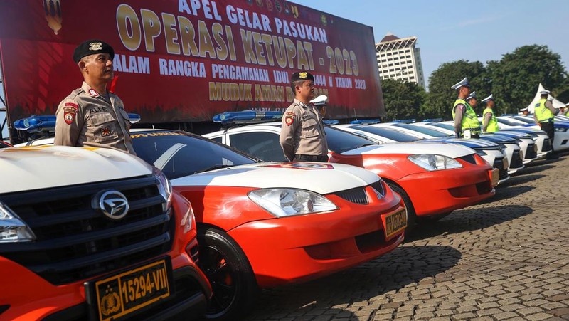Kapolri Jenderal Listyo Sigit Prabowo bersama Kepala Staf Umum TNI Letjen Bambang Ismawan memimpin apel gelar pasukan Operasi Ketupat 2023 di kawasan Monas, Jakarta Pusat. (Dok. Detik/Grandyos Zafna)