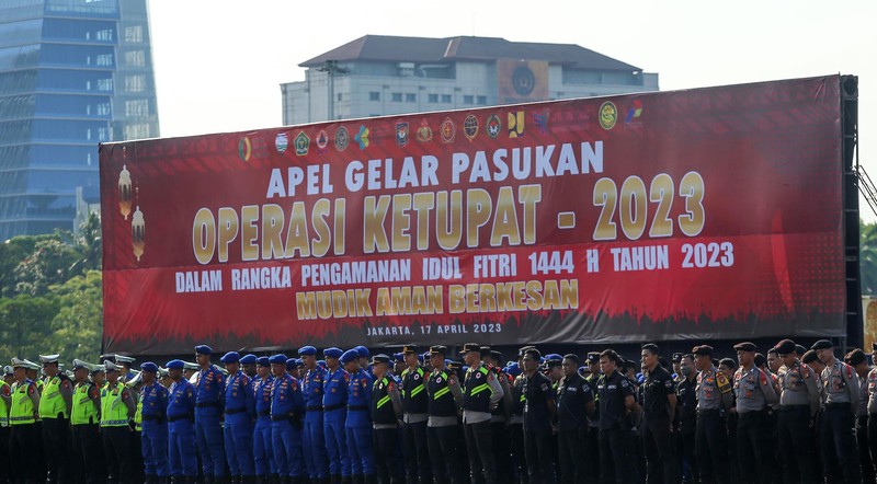 Kapolri Jenderal Listyo Sigit Prabowo bersama Kepala Staf Umum TNI Letjen Bambang Ismawan memimpin apel gelar pasukan Operasi Ketupat 2023 di kawasan Monas, Jakarta Pusat. Kapolri Jenderal Listyo Sigit Prabowo bersama Kepala Staf Umum TNI Letjen Bambang Ismawan memimpin apel gelar pasukan Operasi Ketupat 2023 di kawasan Monas, Jakarta Pusat. (Dok. Detik/Grandyos Zafna)