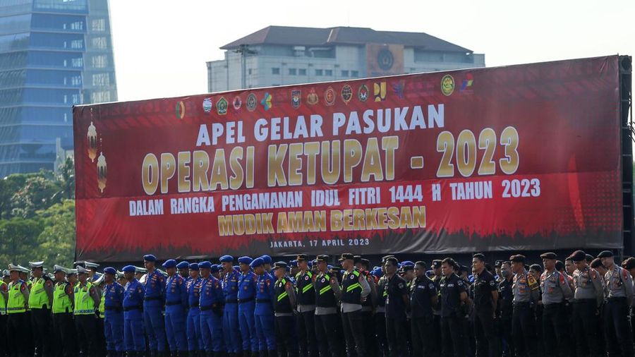 Kapolri Jenderal Listyo Sigit Prabowo bersama Kepala Staf Umum TNI Letjen Bambang Ismawan memimpin apel gelar pasukan Operasi Ketupat 2023 di kawasan Monas, Jakarta Pusat. (Dok. Detik/Grandyos Zafna)