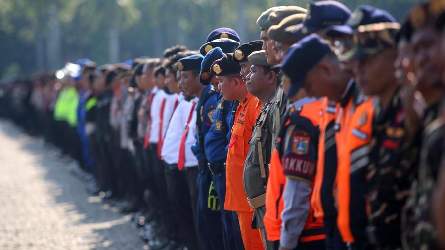 Kapolri Jenderal Listyo Sigit Prabowo bersama Kepala Staf Umum TNI Letjen Bambang Ismawan memimpin apel gelar pasukan Operasi Ketupat 2023 di kawasan Monas, Jakarta Pusat. (Dok. Detik/Grandyos Zafna)