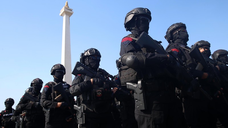 Kapolri Jenderal Listyo Sigit Prabowo bersama Kepala Staf Umum TNI Letjen Bambang Ismawan memimpin apel gelar pasukan Operasi Ketupat 2023 di kawasan Monas, Jakarta Pusat. Kapolri Jenderal Listyo Sigit Prabowo bersama Kepala Staf Umum TNI Letjen Bambang Ismawan memimpin apel gelar pasukan Operasi Ketupat 2023 di kawasan Monas, Jakarta Pusat. (Dok. Detik/Grandyos Zafna)