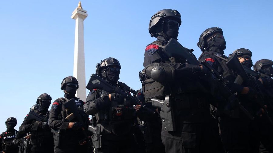 Kapolri Jenderal Listyo Sigit Prabowo bersama Kepala Staf Umum TNI Letjen Bambang Ismawan memimpin apel gelar pasukan Operasi Ketupat 2023 di kawasan Monas, Jakarta Pusat. (Dok. Detik/Grandyos Zafna)