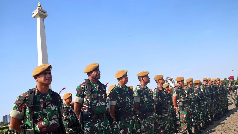 Kapolri Jenderal Listyo Sigit Prabowo bersama Kepala Staf Umum TNI Letjen Bambang Ismawan memimpin apel gelar pasukan Operasi Ketupat 2023 di kawasan Monas, Jakarta Pusat. (Dok. Detik/Grandyos Zafna)