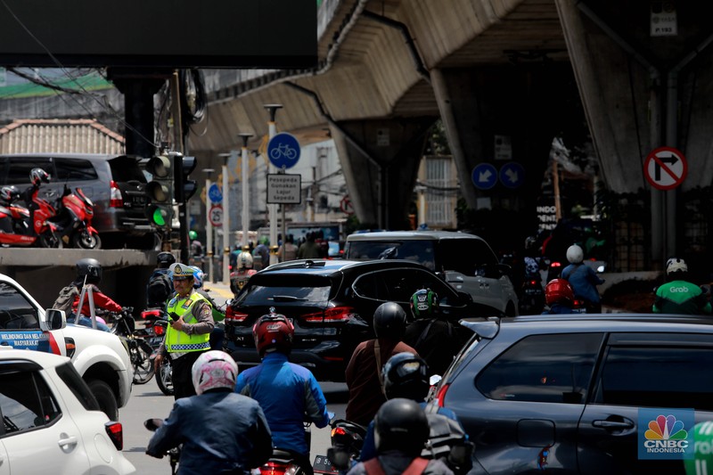 Kondisi kemacetan lalu lintas di Jalan Wolter Monginsidi, Jakarta Selatan, Senin, (17/4/2023). Jalan makin macet setelah rekayasa lalu lintas di simpang Pasar Santa dilakukan. (CNBC Indonesia/Muhammad Sabki)