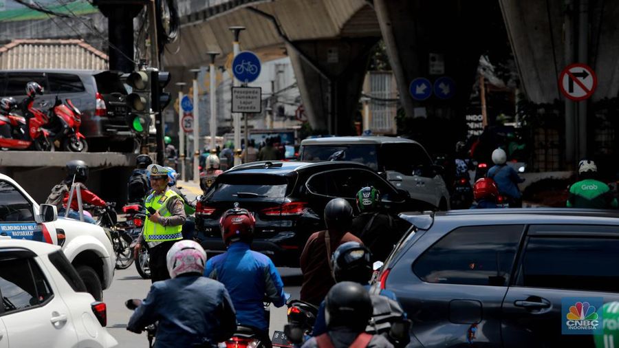 Kondisi kemacetan lalu lintas di Jalan Wolter Monginsidi, Jakarta Selatan, Senin, (17/4/2023). Jalan makin macet setelah rekayasa lalu lintas di simpang Pasar Santa dilakukan. (CNBC Indonesia/Muhammad Sabki)