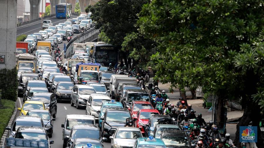 Kondisi kemacetan lalu lintas di Jalan Wolter Monginsidi, Jakarta Selatan, Senin, (17/4/2023). Jalan makin macet setelah rekayasa lalu lintas di simpang Pasar Santa dilakukan. (CNBC Indonesia/Muhammad Sabki)