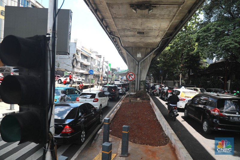Kondisi kemacetan lalu lintas di Jalan Wolter Monginsidi, Jakarta Selatan, Senin, (17/4/2023). Jalan makin macet setelah rekayasa lalu lintas di simpang Pasar Santa dilakukan. (CNBC Indonesia/Muhammad Sabki)
