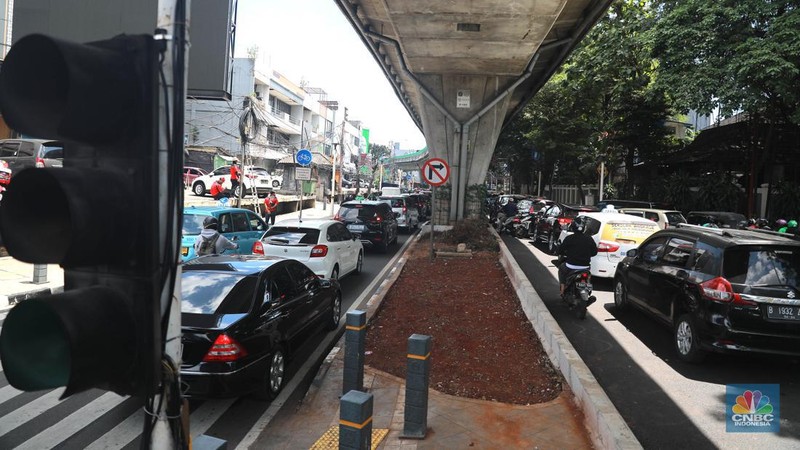 Kondisi kemacetan lalu lintas di Jalan Wolter Monginsidi, Jakarta Selatan, Senin, (17/4/2023). Jalan makin macet setelah rekayasa lalu lintas di simpang Pasar Santa dilakukan. (CNBC Indonesia/Muhammad Sabki)