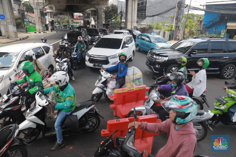 Kondisi kemacetan lalu lintas di Jalan Wolter Monginsidi, Jakarta Selatan, Senin, (17/4/2023). Jalan makin macet setelah rekayasa lalu lintas di simpang Pasar Santa dilakukan. (CNBC Indonesia/Muhammad Sabki)