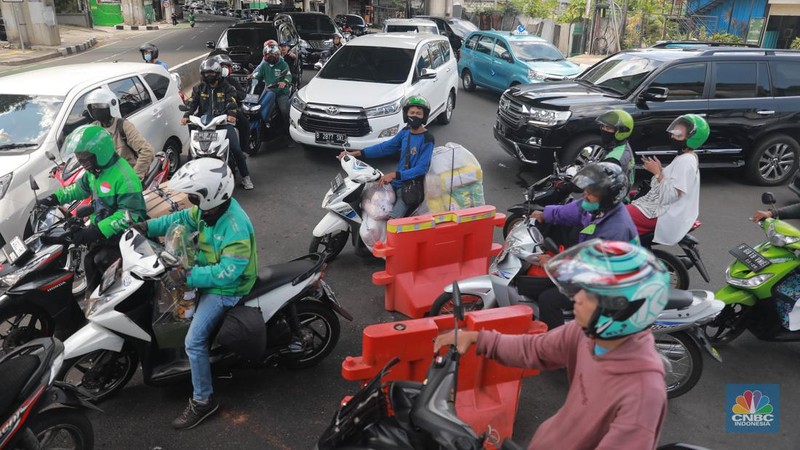 Kondisi kemacetan lalu lintas di Jalan Wolter Monginsidi, Jakarta Selatan, Senin, (17/4/2023). Jalan makin macet setelah rekayasa lalu lintas di simpang Pasar Santa dilakukan. (CNBC Indonesia/Muhammad Sabki)