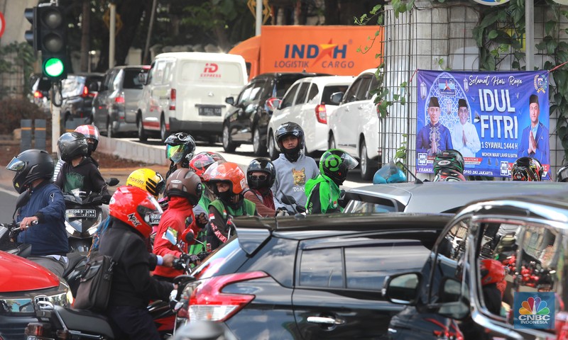 Kondisi kemacetan lalu lintas di Jalan Wolter Monginsidi, Jakarta Selatan, Senin, (17/4/2023). Jalan makin macet setelah rekayasa lalu lintas di simpang Pasar Santa dilakukan. (CNBC Indonesia/Muhammad Sabki)