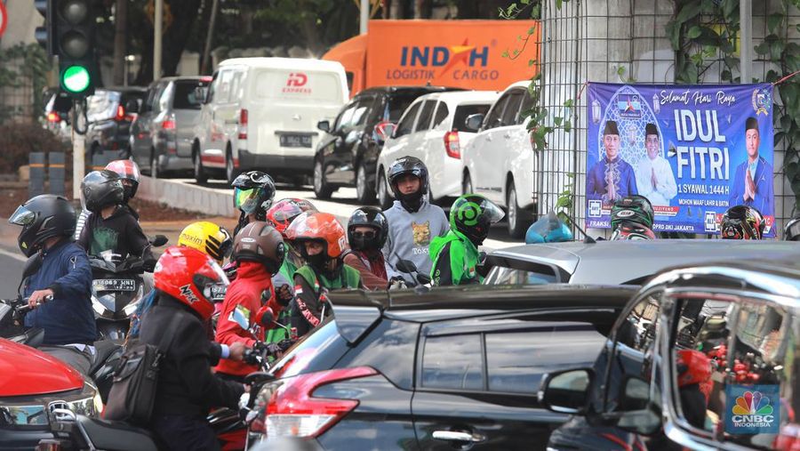 Kondisi kemacetan lalu lintas di Jalan Wolter Monginsidi, Jakarta Selatan, Senin, (17/4/2023). Jalan makin macet setelah rekayasa lalu lintas di simpang Pasar Santa dilakukan. (CNBC Indonesia/Muhammad Sabki)