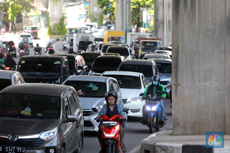 Kondisi kemacetan lalu lintas di Jalan Wolter Monginsidi, Jakarta Selatan, Senin, (17/4/2023). Jalan makin macet setelah rekayasa lalu lintas di simpang Pasar Santa dilakukan. (CNBC Indonesia/Muhammad Sabki)