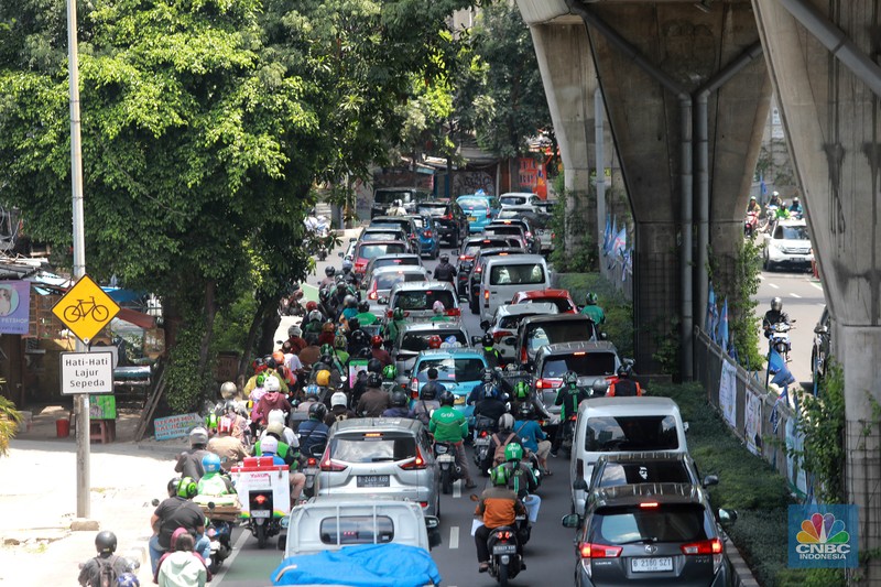Kondisi kemacetan lalu lintas di Jalan Wolter Monginsidi, Jakarta Selatan, Senin, (17/4/2023). Jalan makin macet setelah rekayasa lalu lintas di simpang Pasar Santa dilakukan. (CNBC Indonesia/Muhammad Sabki)