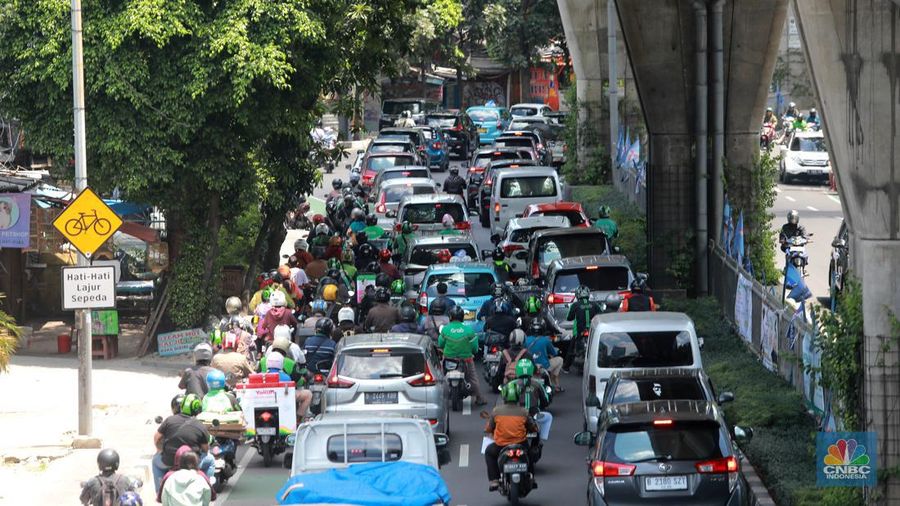 Kondisi kemacetan lalu lintas di Jalan Wolter Monginsidi, Jakarta Selatan, Senin, (17/4/2023). Jalan makin macet setelah rekayasa lalu lintas di simpang Pasar Santa dilakukan. (CNBC Indonesia/Muhammad Sabki)