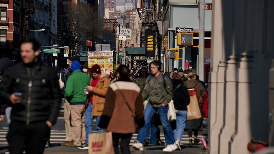 Pejalan kaki dan pembeli di lingkungan SoHo di New York, AS, pada Minggu, 26 Februari 2023. Pengeluaran oleh kelompok termuda orang dewasa AS telah didorong oleh dua pengemudi sekali dalam satu generasi selama setahun terakhir: dekade- inflasi tinggi dan pasar kerja yang ketat yang telah mendorong pertumbuhan upah yang kuat, terutama di tingkat pemula. (Gabby Jones/Bloomberg via Getty Images)