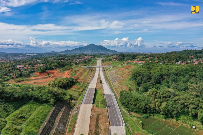 Pengendara melewati jalan tol Cileunyi-Sumedang-Dawuan (Cisumdawu) di Sumedang, Jawa Barat, Rabu (21/12/2022). Pengendara melewati jalan tol Cileunyi-Sumedang-Dawuan (Cisumdawu) di Sumedang, Jawa Barat, Rabu (21/12/2022). (CNBC Indonesia/Tri Susilo)