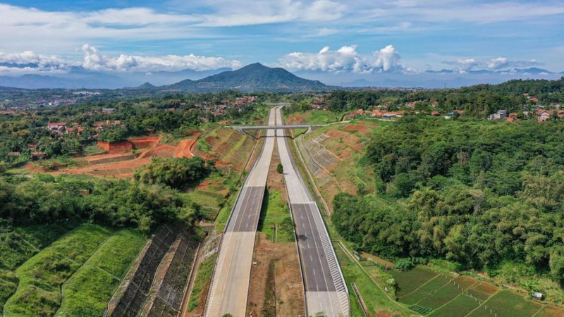 Pengendara melewati jalan tol Cileunyi-Sumedang-Dawuan (Cisumdawu) di Sumedang, Jawa Barat, Rabu (21/12/2022). (CNBC Indonesia/Tri Susilo)
