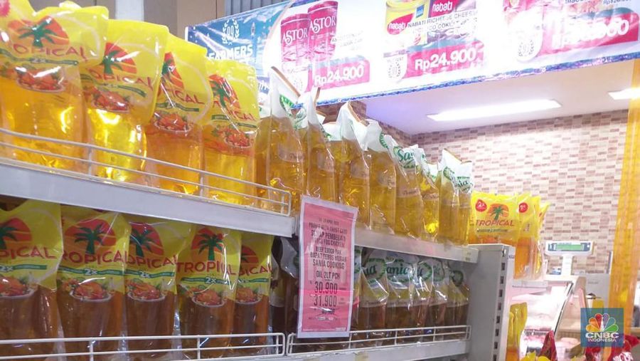 Penjualan minyak goreng di Farmers Market Bekasi. (վ/Damiana Cut E)