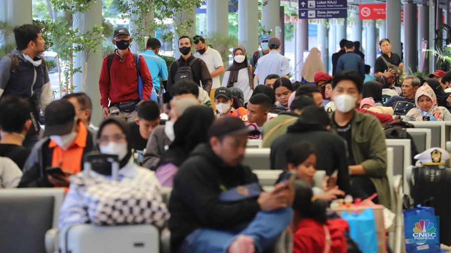 Sejumlah pemudik menunggu kedatangan kereta api di Stasiun Pasar Senen, Jakarta, Senin (17/4/2023). (CNBC Indonesia/Muhammad Sabki)