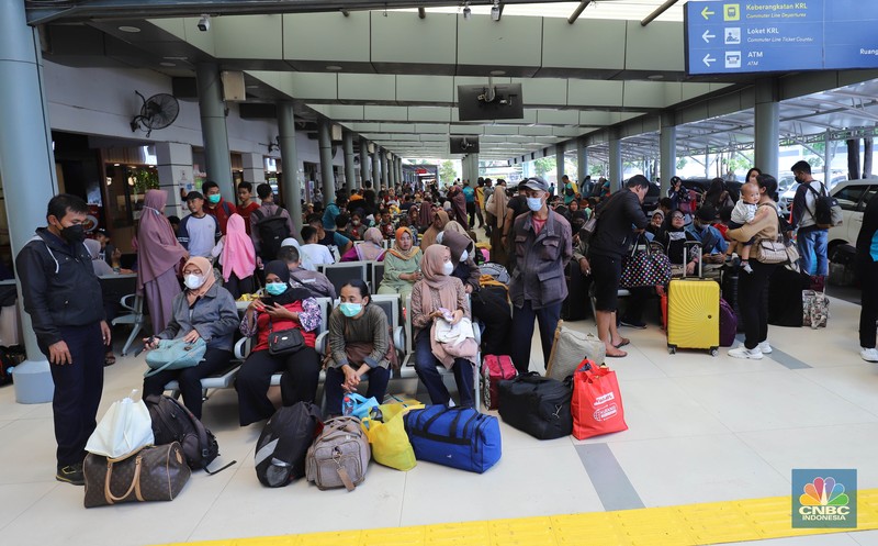 Sejumlah pemudik menunggu kedatangan kereta api di Stasiun Pasar Senen, Jakarta, Senin (17/4/2023). Sejumlah pemudik menunggu kedatangan kereta api di Stasiun Pasar Senen, Jakarta, Senin (17/4/2023). (CNBC Indonesia/Muhammad Sabki)