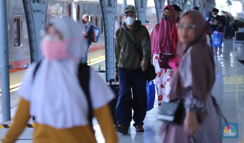 Sejumlah pemudik menunggu kedatangan kereta api di Stasiun Pasar Senen, Jakarta, Senin (17/4/2023). Sejumlah pemudik menunggu kedatangan kereta api di Stasiun Pasar Senen, Jakarta, Senin (17/4/2023). (CNBC Indonesia/Muhammad Sabki)