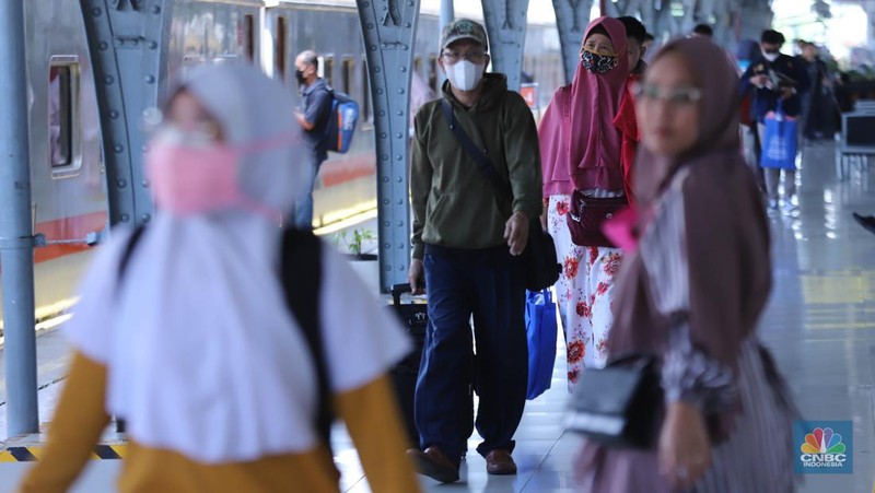 Sejumlah pemudik menunggu kedatangan kereta api di Stasiun Pasar Senen, Jakarta, Senin (17/4/2023). (CNBC Indonesia/Muhammad Sabki)