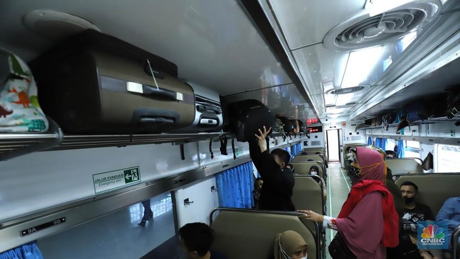 Sejumlah pemudik menunggu kedatangan kereta api di Stasiun Pasar Senen, Jakarta, Senin (17/4/2023). (CNBC Indonesia/Muhammad Sabki)