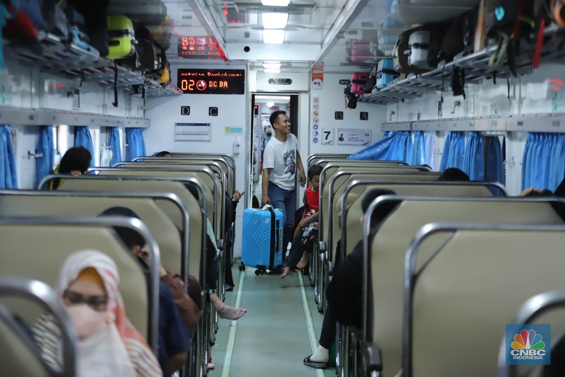 Sejumlah pemudik menunggu kedatangan kereta api di Stasiun Pasar Senen, Jakarta, Senin (17/4/2023). Sejumlah pemudik menunggu kedatangan kereta api di Stasiun Pasar Senen, Jakarta, Senin (17/4/2023). (CNBC Indonesia/Muhammad Sabki)