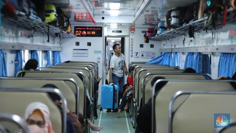 Sejumlah pemudik menunggu kedatangan kereta api di Stasiun Pasar Senen, Jakarta, Senin (17/4/2023). (CNBC Indonesia/Muhammad Sabki)