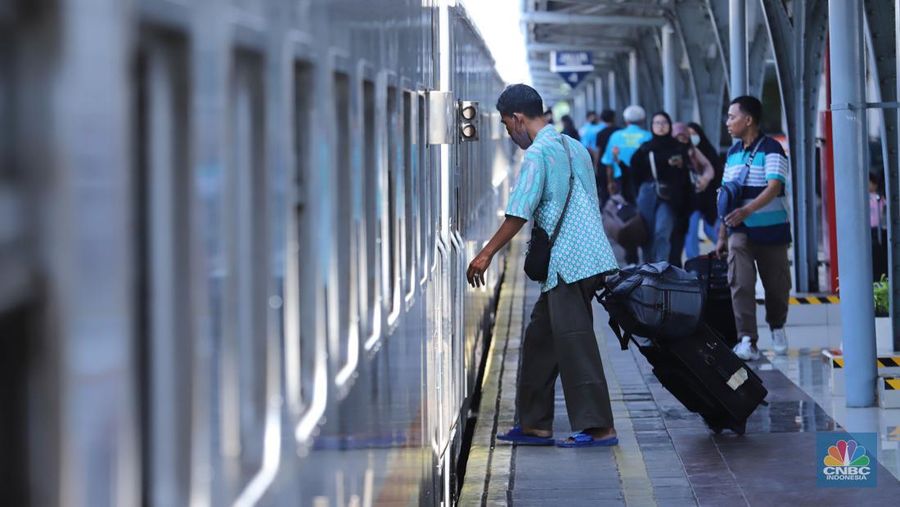 Sejumlah pemudik menunggu kedatangan kereta api di Stasiun Pasar Senen, Jakarta, Senin (17/4/2023). (CNBC Indonesia/Muhammad Sabki)