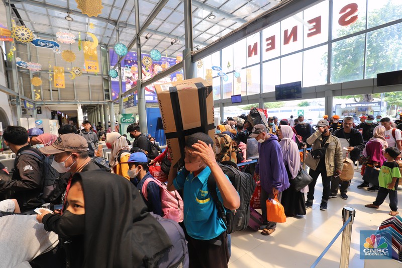 Sejumlah pemudik menunggu kedatangan kereta api di Stasiun Pasar Senen, Jakarta, Senin (17/4/2023). Sejumlah pemudik menunggu kedatangan kereta api di Stasiun Pasar Senen, Jakarta, Senin (17/4/2023). (CNBC Indonesia/Muhammad Sabki)