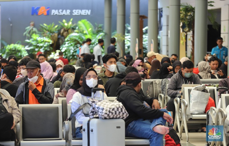 Sejumlah pemudik menunggu kedatangan kereta api di Stasiun Pasar Senen, Jakarta, Senin (17/4/2023). Sejumlah pemudik menunggu kedatangan kereta api di Stasiun Pasar Senen, Jakarta, Senin (17/4/2023). (CNBC Indonesia/Muhammad Sabki)