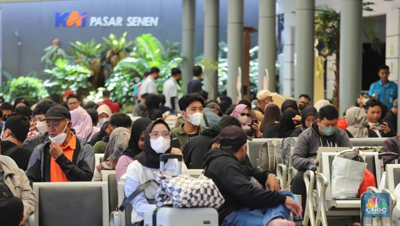 Sejumlah pemudik menunggu kedatangan kereta api di Stasiun Pasar Senen, Jakarta, Senin (17/4/2023). (CNBC Indonesia/Muhammad Sabki)