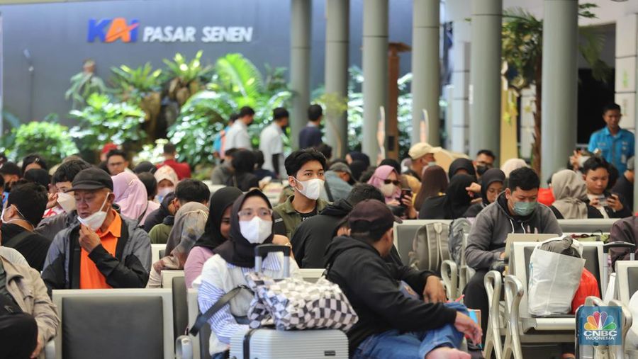 Sejumlah pemudik menunggu kedatangan kereta api di Stasiun Pasar Senen, Jakarta, Senin (17/4/2023). (CNBC Indonesia/Muhammad Sabki)