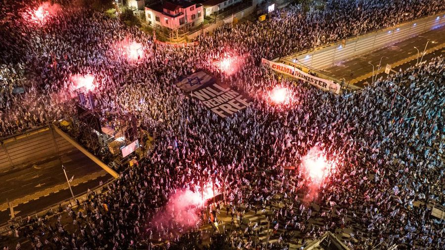 Sekitar 150 ribu warga Israel menggelar protes menentang perubahan sistem peradilan. (REUTERS/ILAN ROSENBERG)