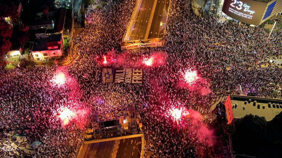 Sekitar 150 ribu warga Israel menggelar protes menentang perubahan sistem peradilan. (REUTERS/ILAN ROSENBERG)