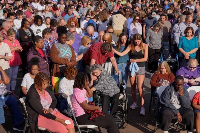Setidaknya empat orang tewas dan 28 lainnya terluka dalam penembakan massal di sebuah pesta ulang tahun di Alabama, Amerika Serikat (AS), pada Sabtu (15/4/2023) waktu setempat. (REUTERS/Cheney Orr) Setidaknya empat orang tewas dan 28 lainnya terluka dalam penembakan massal di sebuah pesta ulang tahun di Alabama, Amerika Serikat (AS), pada Sabtu (15/4/2023) waktu setempat. (REUTERS/Cheney Orr)