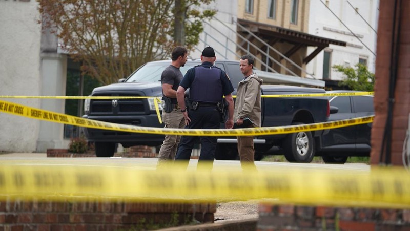 Setidaknya empat orang tewas dan 28 lainnya terluka dalam penembakan massal di sebuah pesta ulang tahun di Alabama, Amerika Serikat (AS), pada Sabtu (15/4/2023) waktu setempat. (REUTERS/Cheney Orr)
