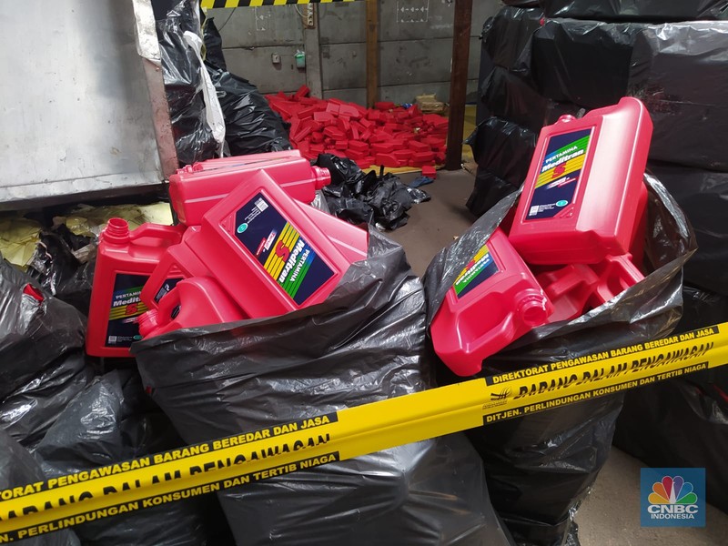 Wamendag Jerry Sambuaga dan Novel Baswedan grebek ke pabrik produk pelumas ilegal di Tangerang, Banten, Senin (17/4/2023). (CNBC Indonesia/Martyasari Rizky) Wamendag Jerry Sambuaga dan Novel Baswedan grebek ke pabrik produk pelumas ilegal di Tangerang, Banten, Senin (17/4/2023). (CNBC Indonesia/Martyasari Rizky)