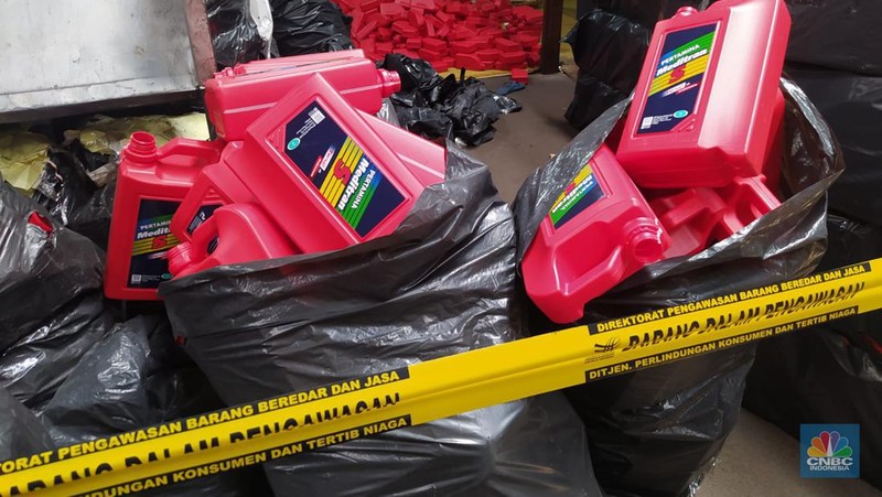 Wamendag Jerry Sambuaga dan Novel Baswedan grebek ke pabrik produk pelumas ilegal di Tangerang, Banten, Senin (17/4/2023). (CNBC Indonesia/Martyasari Rizky)