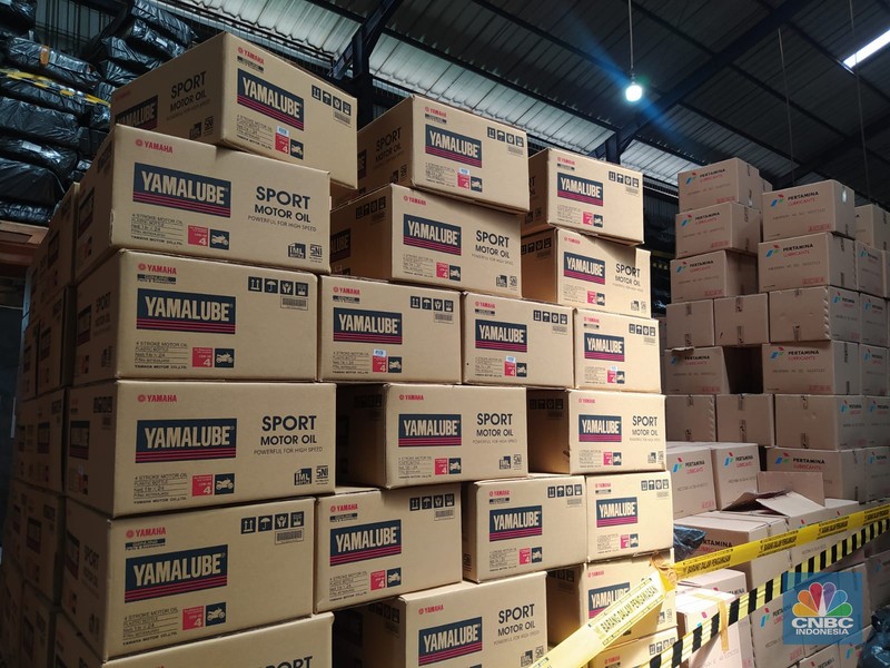 Wamendag Jerry Sambuaga dan Novel Baswedan grebek ke pabrik produk pelumas ilegal di Tangerang, Banten, Senin (17/4/2023). (CNBC Indonesia/Martyasari Rizky) Wamendag Jerry Sambuaga dan Novel Baswedan grebek ke pabrik produk pelumas ilegal di Tangerang, Banten, Senin (17/4/2023). (CNBC Indonesia/Martyasari Rizky)