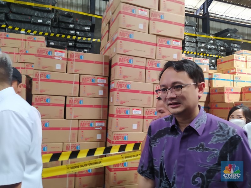 Wamendag Jerry Sambuaga dan Novel Baswedan grebek ke pabrik produk pelumas ilegal di Tangerang, Banten, Senin (17/4/2023). (CNBC Indonesia/Martyasari Rizky) Wamendag Jerry Sambuaga dan Novel Baswedan grebek ke pabrik produk pelumas ilegal di Tangerang, Banten, Senin (17/4/2023). (CNBC Indonesia/Martyasari Rizky)