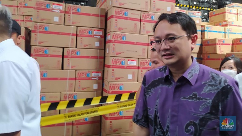 Wamendag Jerry Sambuaga dan Novel Baswedan grebek ke pabrik produk pelumas ilegal di Tangerang, Banten, Senin (17/4/2023). (CNBC Indonesia/Martyasari Rizky)