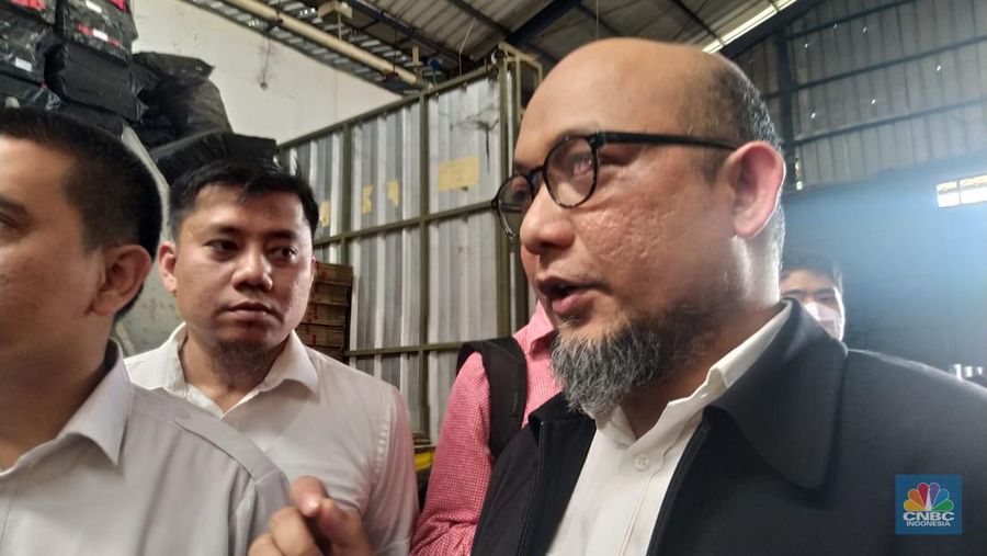 Wamendag Jerry Sambuaga dan Novel Baswedan grebek ke pabrik produk pelumas ilegal di Tangerang, Banten, Senin (17/4/2023). (CNBC Indonesia/Martyasari Rizky)