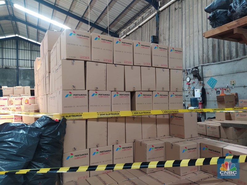 Wamendag Jerry Sambuaga dan Novel Baswedan grebek ke pabrik produk pelumas ilegal di Tangerang, Banten, Senin (17/4/2023). (CNBC Indonesia/Martyasari Rizky) Wamendag Jerry Sambuaga dan Novel Baswedan grebek ke pabrik produk pelumas ilegal di Tangerang, Banten, Senin (17/4/2023). (CNBC Indonesia/Martyasari Rizky)