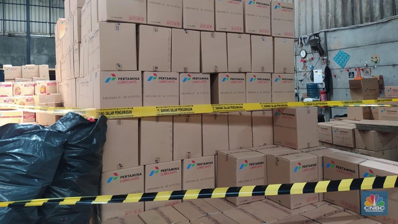 Wamendag Jerry Sambuaga dan Novel Baswedan grebek ke pabrik produk pelumas ilegal di Tangerang, Banten, Senin (17/4/2023). (CNBC Indonesia/Martyasari Rizky)