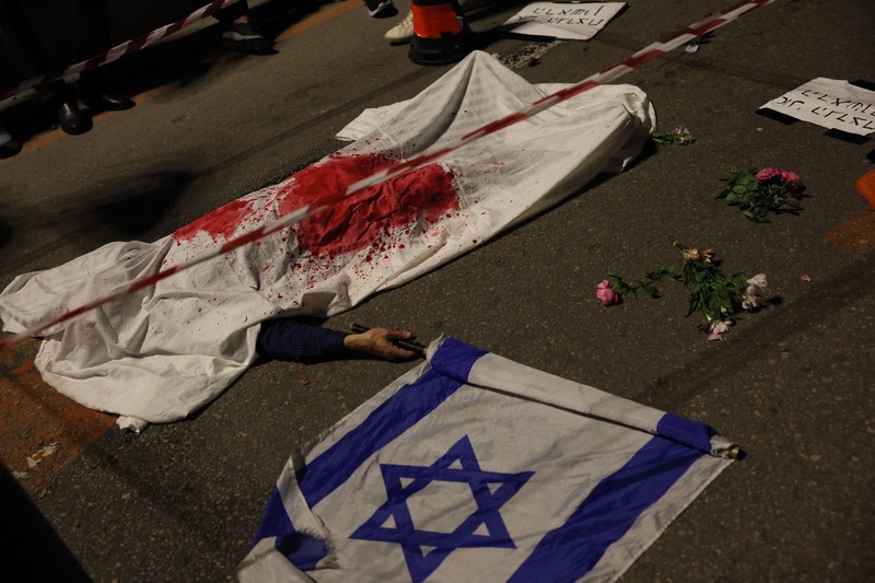 Sekitar 150 ribu warga Israel menggelar protes menentang perubahan sistem peradilan. (REUTERS/ILAN ROSENBERG)