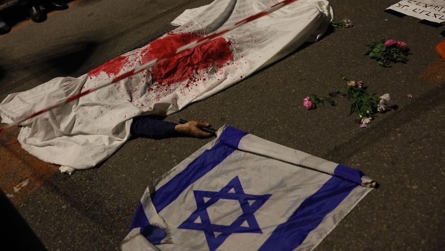 Warga Israel kembali melakukan demonstrasi di ibu kota negara itu, Tel Aviv, sejak Sabtu (15/4). (AFP via Getty Images/JACK GUEZ)
